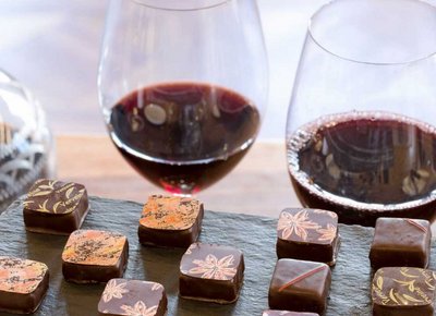 Aprenda como combinar chocolate e vinho!